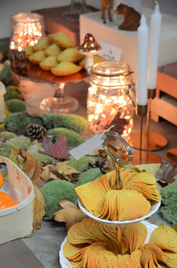 Table d'automne chez Pierre et Vacances par Studio Candy - Chips sur un présentoir à gâteaux
