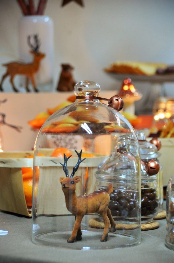 Table d'automne chez Pierre et Vacances par Studio Candy - Cloche en verre abritant une biche