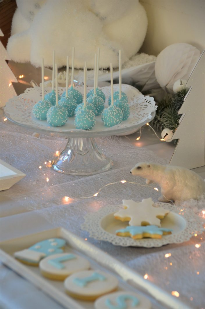 Sweet table theme hiver par Studio Candy - cajke pops bleu ciel et sablés décorés flocon