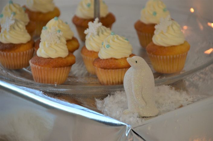Sweet table theme hiver par Studio Candy - petit pingouin à côté des cupcakes