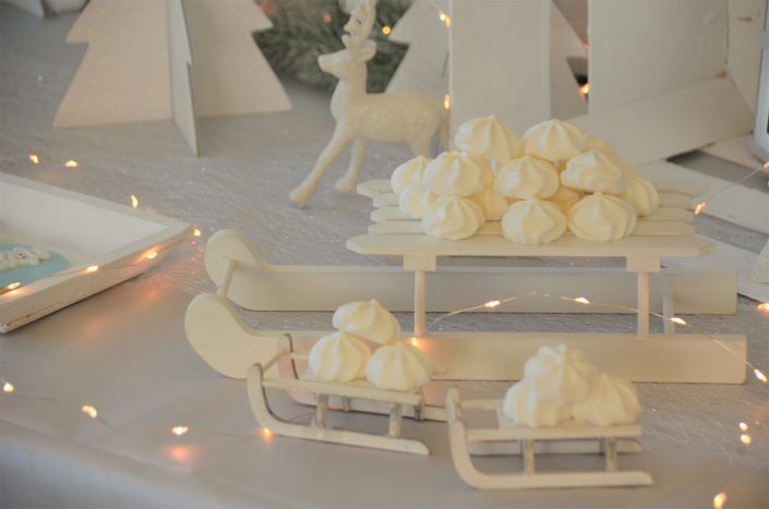 Sweet table theme hiver par Studio Candy - luge de mini meringues blanches