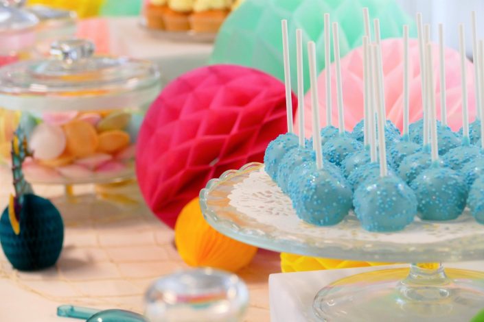 Bar à pâtisseries par Studio Candy pour L'Oréal - cake pops bleus