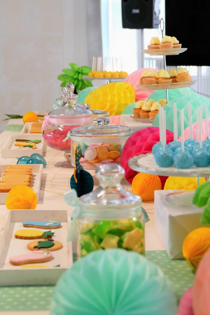 Bar à pâtisseries par Studio Candy pour L'Oréal - cake pops bleus, soucoupes, sablés décorés tongs, tortue, ananas, cupcakes