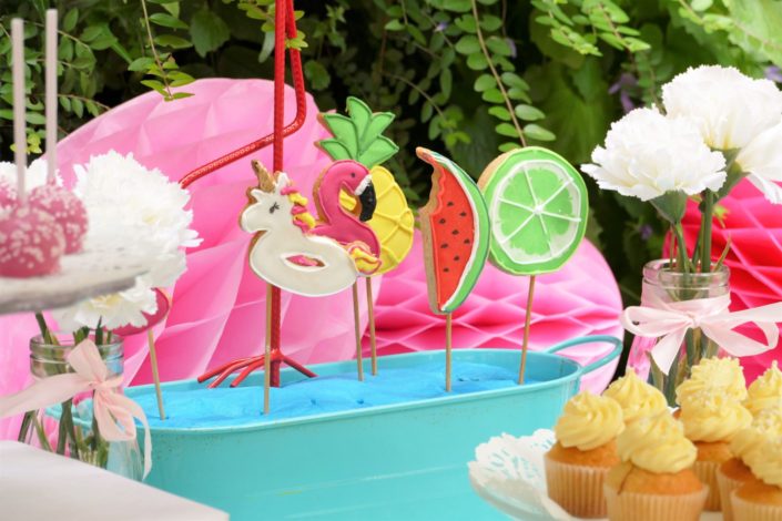 Summer party tropical/ tropicool par Studio Candy chez Estée Lauder - Flamant rose, sablés décorés palmier, toucan, soleil, bikini, bouée licorne, cake pops, cupcakes, ananas, décoration
