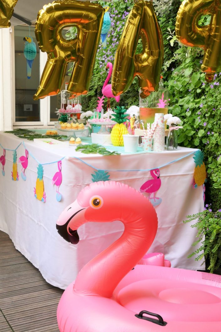 Summer party tropical/ tropicool par Studio Candy chez Estée Lauder - Flamant rose, sablés décorés palmier, toucan, soleil, bikini, bouée licorne, cake pops, cupcakes, ananas, décoration