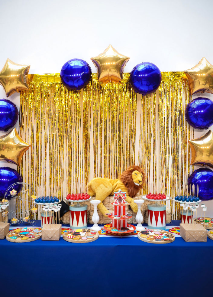 Family day salesforce thème cirque par Studio Candy - décoration, lion, ballons hélium, cake pops rouges et bleus, sablés décorés tente de cirque, lapin, chapeau de magicien, barbe a papa, singe, éléphant - bottes de paille