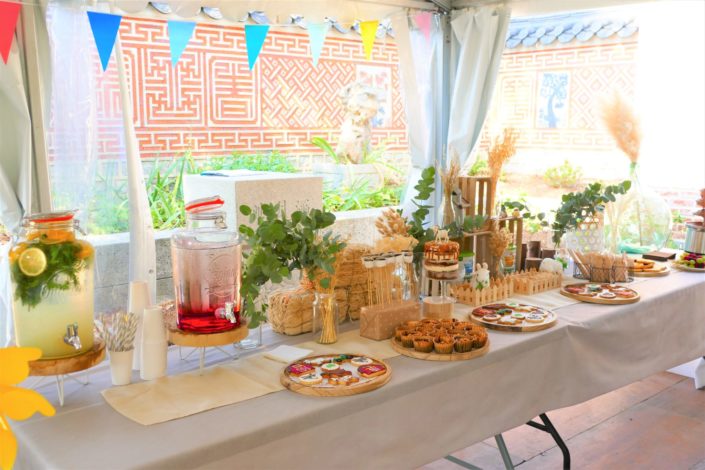 Goûter influenceurs pour Capri Care - sablés décorés, crêpes, fontaine de chocolat, muffins, brochettes de chamallows, fontaines à boissons, naked cake