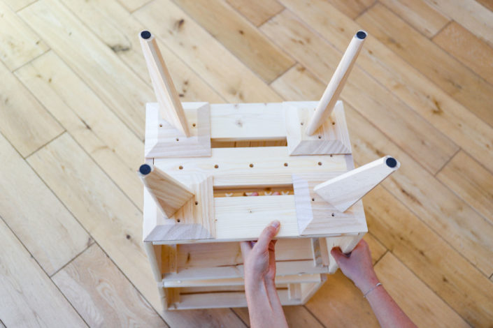 DIY bricolage facile pour réaliser une étagère en bois : caissons en bois, colle fixer sans percer et pieds compas en bois