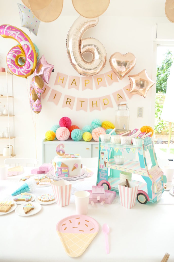 Goûter thème ice cream party - couleurs pastels, gâteau d'anniversaire, sablés décorés camion de glaces, esquimau, cornet de glaces, bonbons, toppings