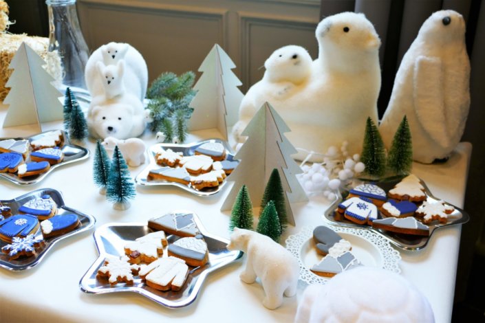 Goûter thème montagne en hiver avec des sablés décorés pull, bonnet, moufle, montagne, sapin et flocon. Décoration avec des ours polaire, des sapins et pingouins.
