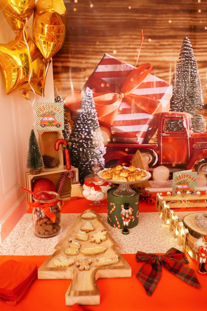Goûter de Noël traditionnel avec sablés décorés, cake aux fruits, rochers coco, candy bar avec oursons guimauve, fraises tagada et décoration avec sapins, casse noisette, nœuds en tartan, sucres d'orge