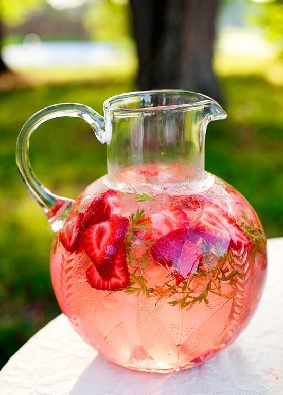 anniversaire fraise- pichet de grenadine et ses fraises