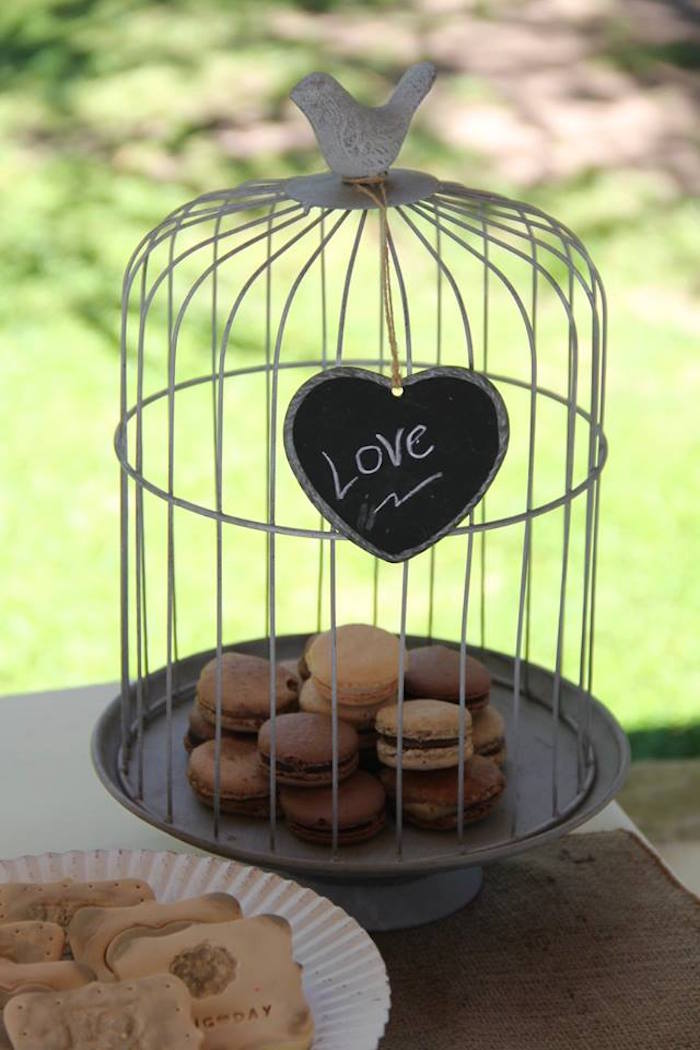Mariage vintage - des petits macarons en cage