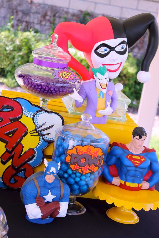 Anniversaire Super Héros - Présentoir à gâteaux avec Superman