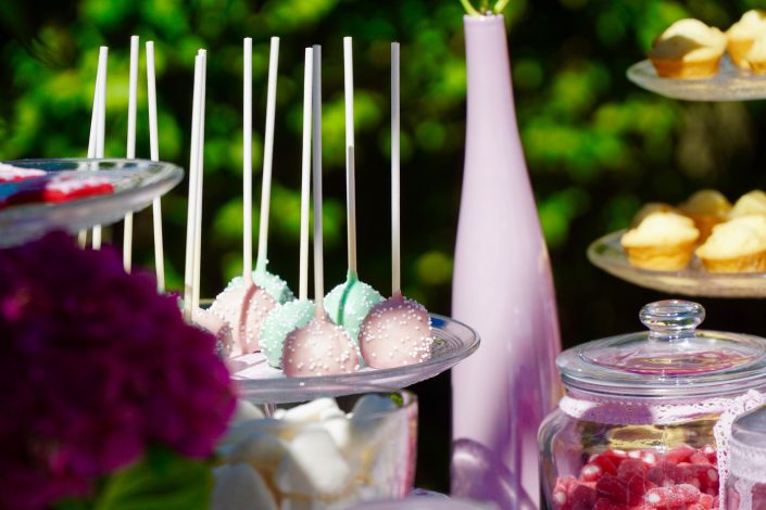 cake pops rose pastel et vert d'eau avec des billes de sucre