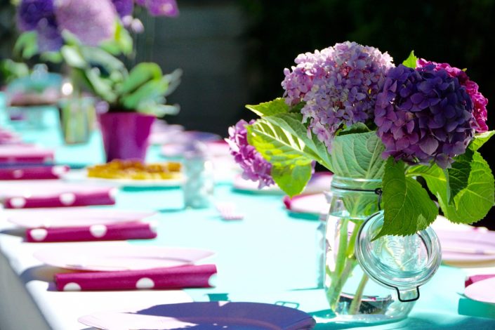 Table de banquet et ses bouquets d'hortensias