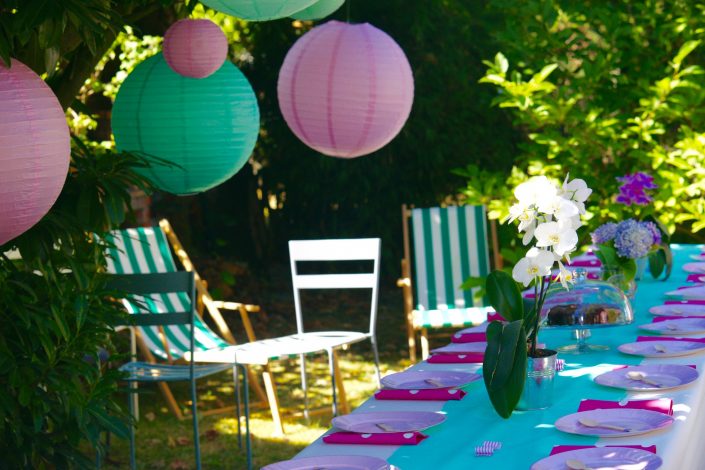 Table de banquet dressée avec ses lampions