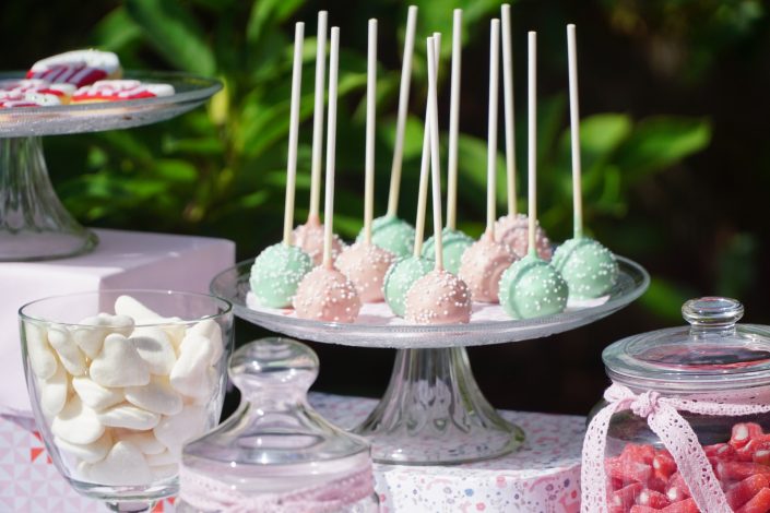 Anniversaire 1 an Chiara - Cake pops rose pastel et vert d'eau avec des petites billes de sucre