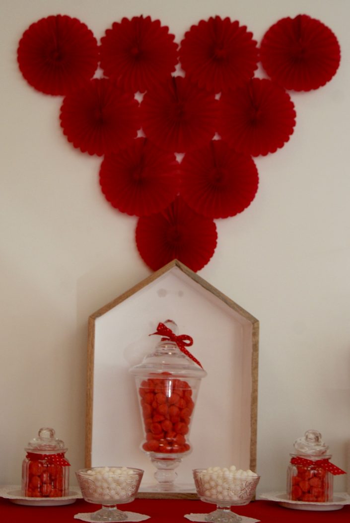 Candy Bar rouge et blanc - Mur de rosaces rouges