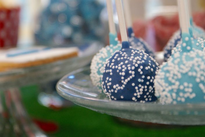 Kiri sweet table - Cakepops bleus foncé et bleu turquoise