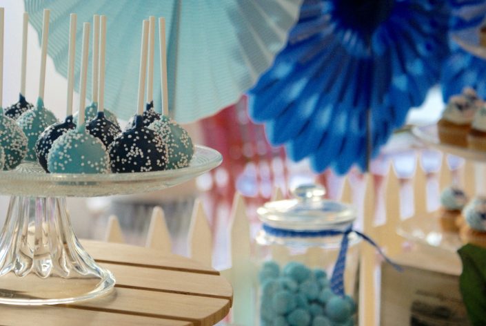 Kiri sweet table - Cakepops bleus foncé et bleu turquoise