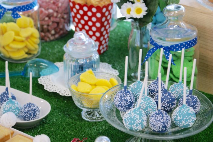 Kiri sweet table - Cakepops bleus foncé et bleu turquoise