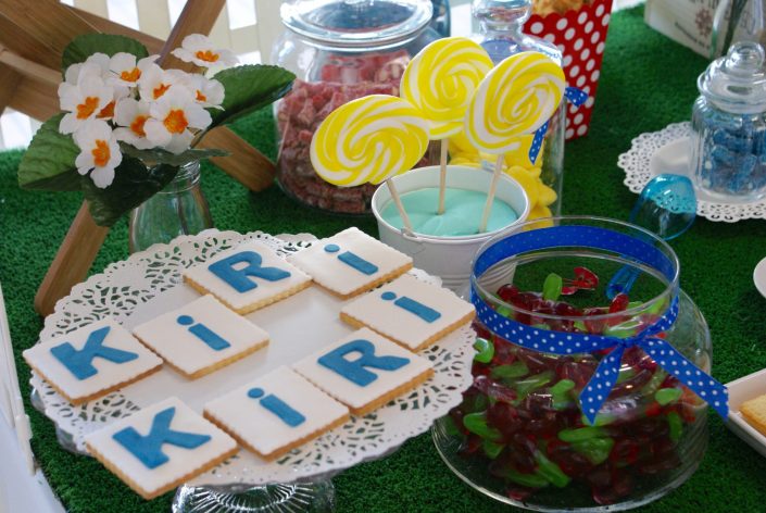 Kiri sweet table - sablés décorés avec les lettres KIRI