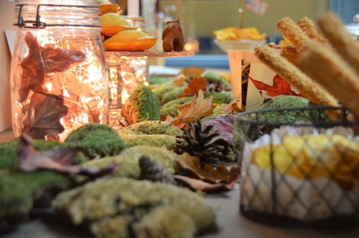 Table d'automne chez Pierre et Vacances par Studio Candy - Feuilles mortes et mousse de forêt