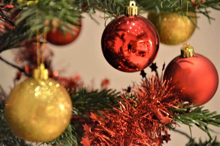 Maison du père noel chez Au Féminin - Boules de noel sur le sapin