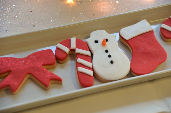 Noël chez Estée Lauder par Studio Candy - Sablés décorés Noël avec bonhomme de neige, canne à sucre, chaussette de noel et noeud pailleté