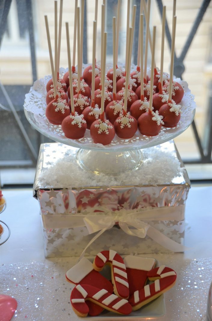 Noël chez Estée Lauder par Studio Candy - cake pops rouge et blancs avec flocon de neige