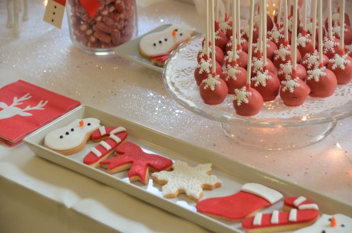 Noël chez Estée Lauder par Studio Candy - Sablés décorés Noël et cake pops rouge et blancs avec flocon de neige