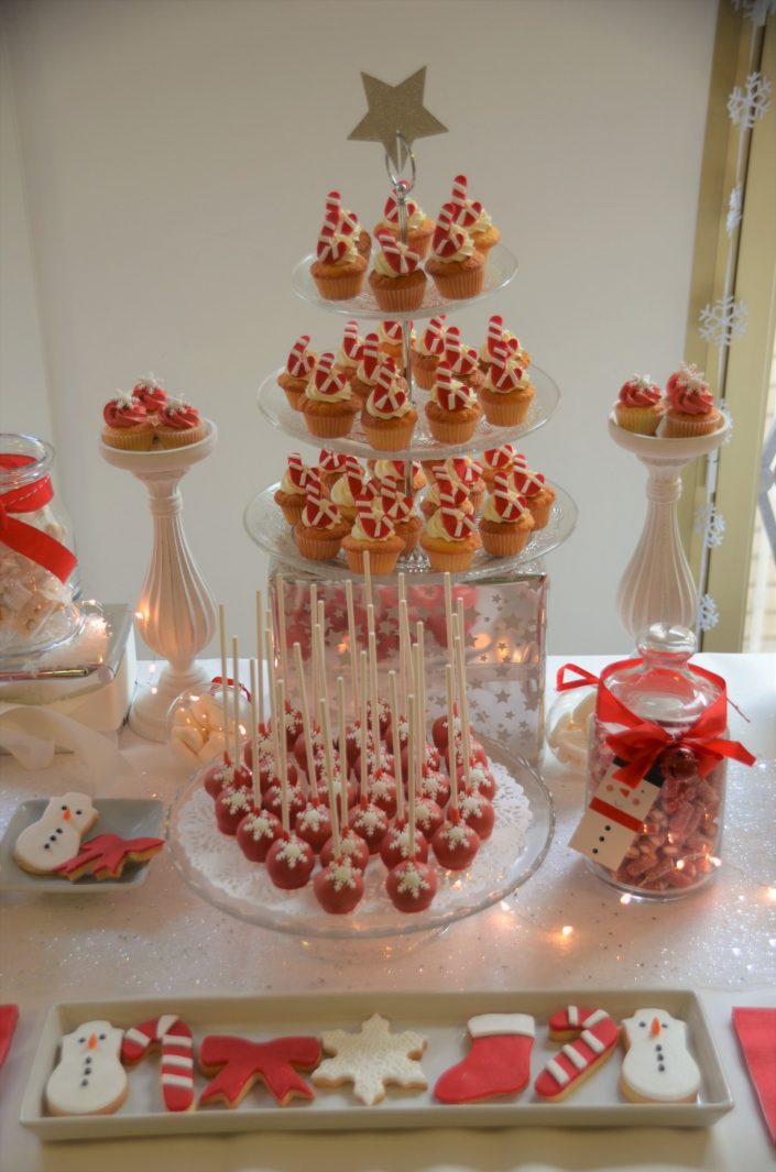 Noël chez Estée Lauder par Studio Candy - Tour à cupcakes et présentoir à cake pops rouges et blancs