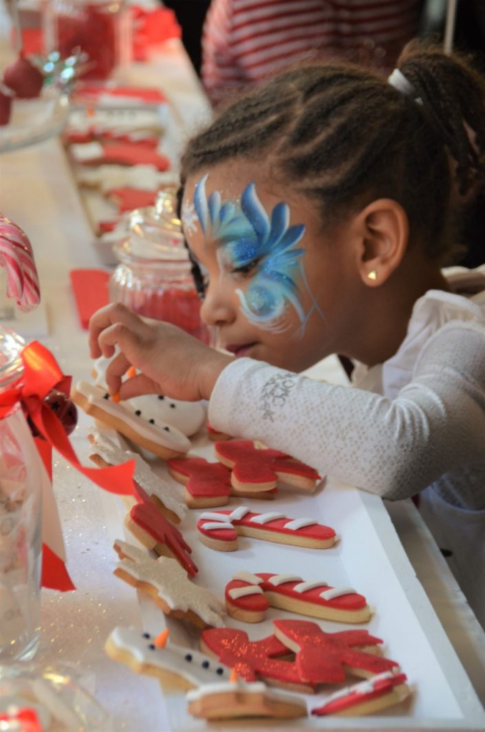 Noël chez Estée Lauder par Studio Candy - Les enfants prennent des sablés décorés