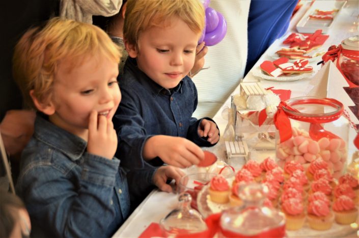 Noël chez Estée Lauder par Studio Candy - Les enfants prennent des cupcakes