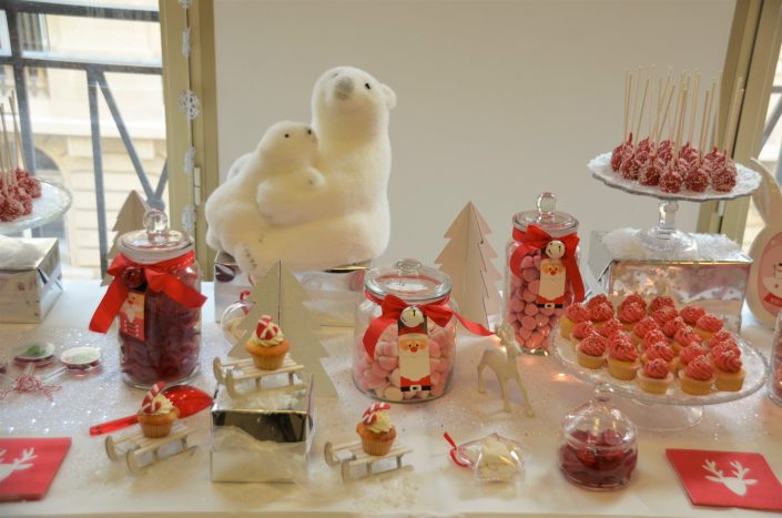 Noël chez Estée Lauder par Studio Candy - Les ours se font des câlins parmi les bonbonnières