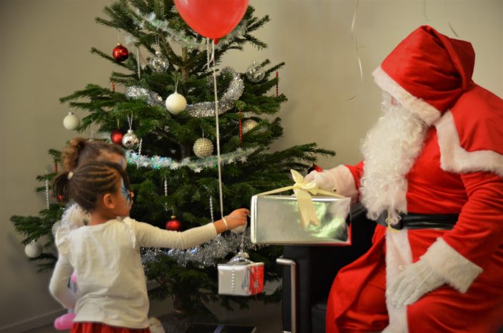Noël chez Estée Lauder par Studio Candy - le Père Noël donne un cadeau