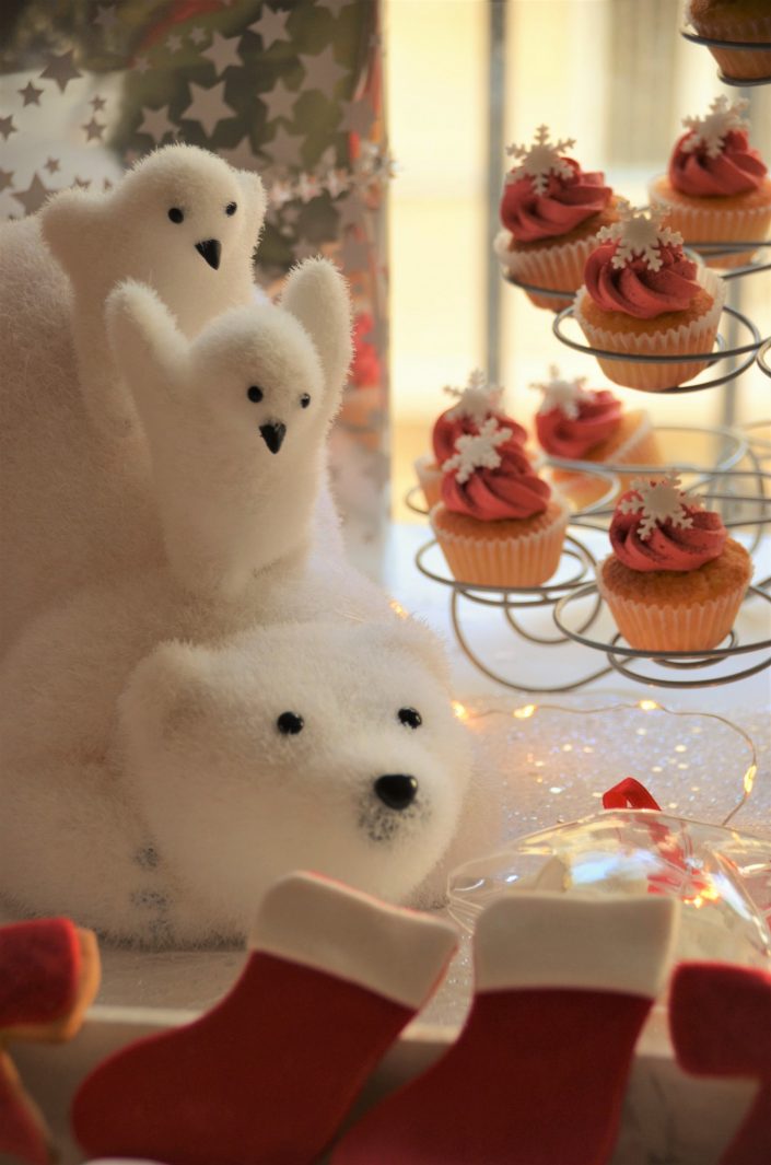 Noël chez Estée Lauder par Studio Candy - Cupcake rouge et blanc avec flocon de neige
