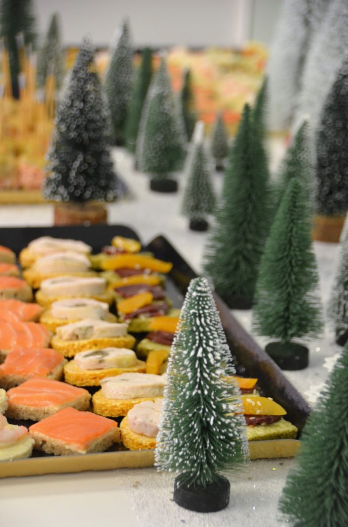 Noël chez Estée Lauder par Studio Candy - Table salée avec une forêt de sapins