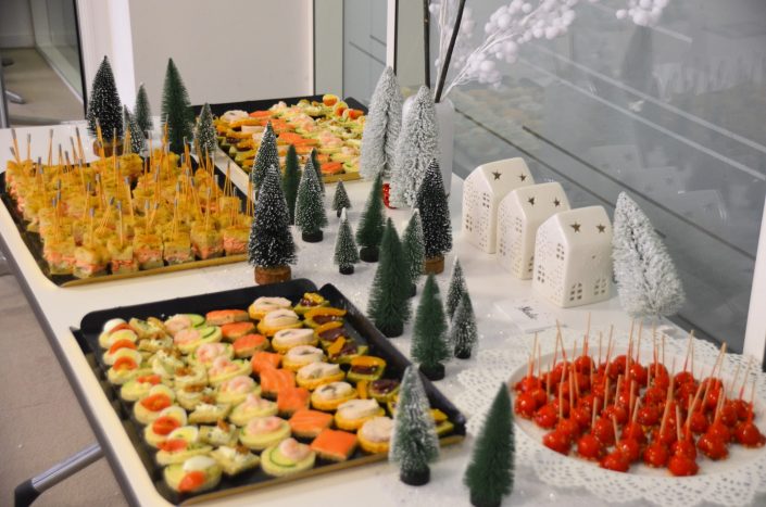 Noël chez Estée Lauder par Studio Candy - Table salée avec une forêt de sapins