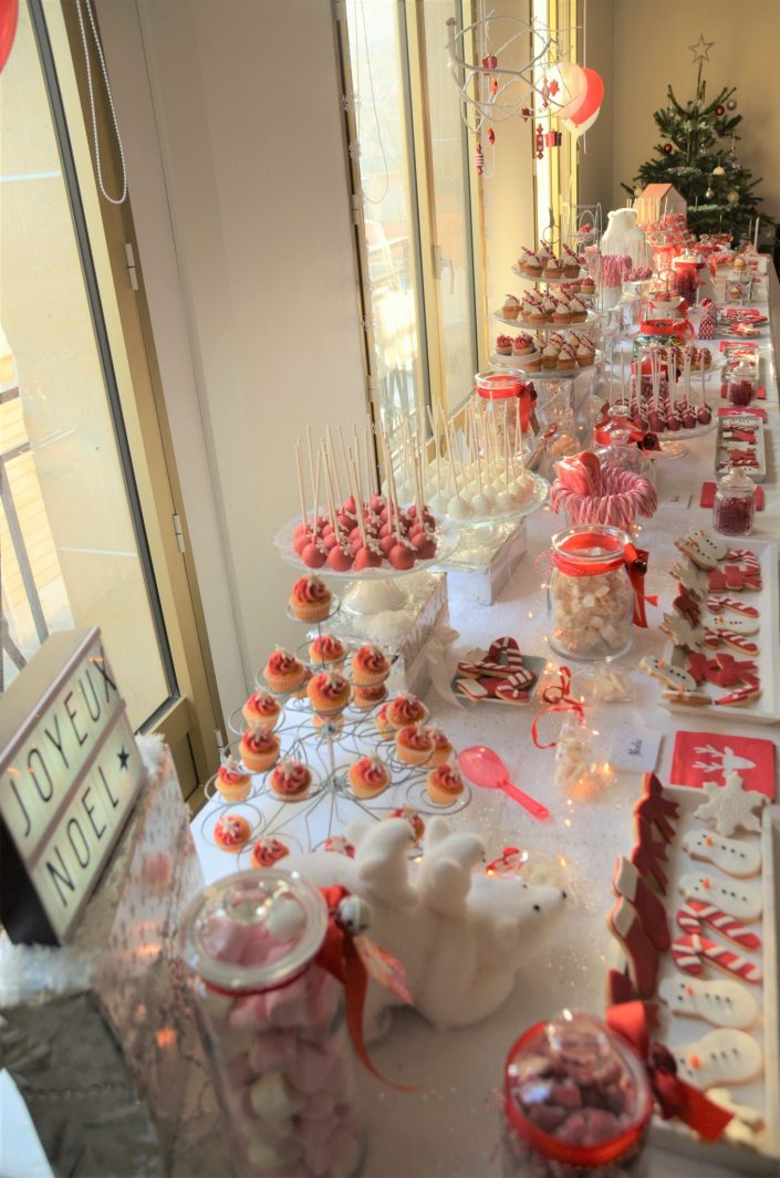 Noël chez Estée Lauder par Studio Candy - la longue sweet table