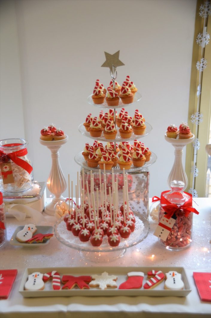 Noël chez Estée Lauder par Studio Candy - cupcakes rouges et blancs et cake pops rouge et sablés décorés