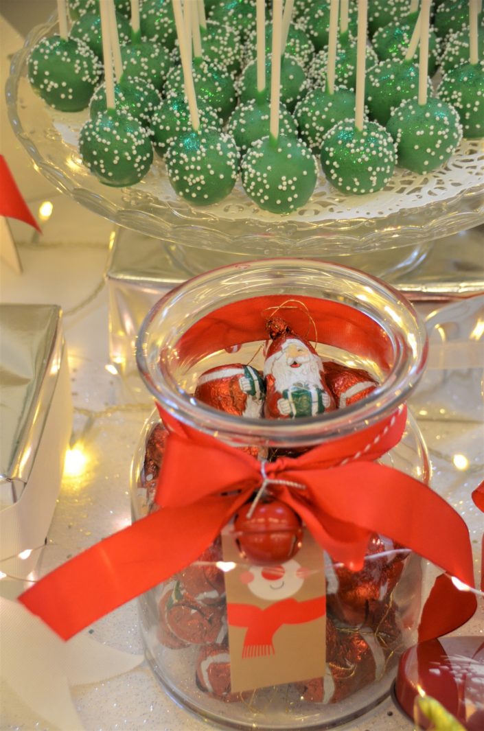 Noel IGS par Studio Candy - Bonbonnière avec des peres noels en chocolat et cake pops vert sapin