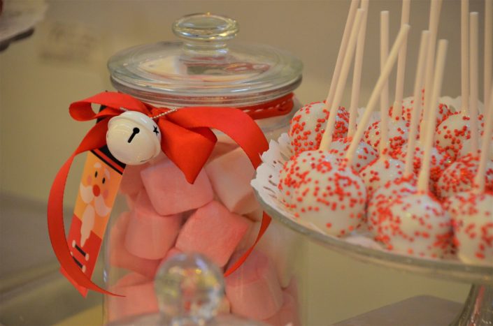 Noel IGS par Studio Candy - Cake pops blancs à pois rouges et bonbonnière de chamallows