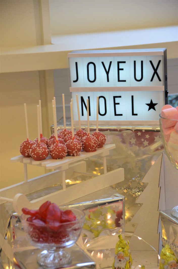 Noel IGS par Studio Candy - Cake pops rouges sur une luge