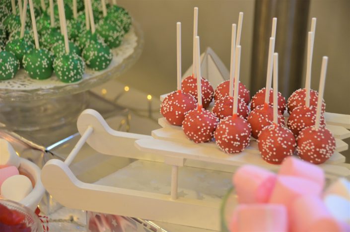 Noel IGS par Studio Candy - Cake pops rouges sur une luge