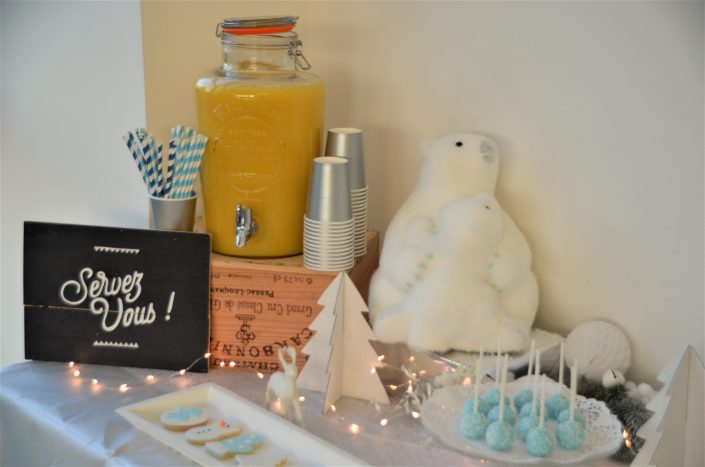 Sweet table theme hiver par Studio Candy - fontaine a boisson de jus d'orange