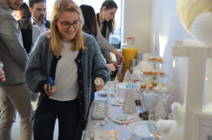 Sweet table theme hiver par Studio Candy - luge de mini meringues blanches et light box