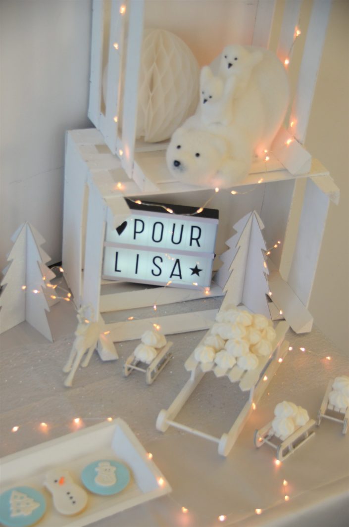 Sweet table theme hiver par Studio Candy - luge de mini meringues blanches et light box