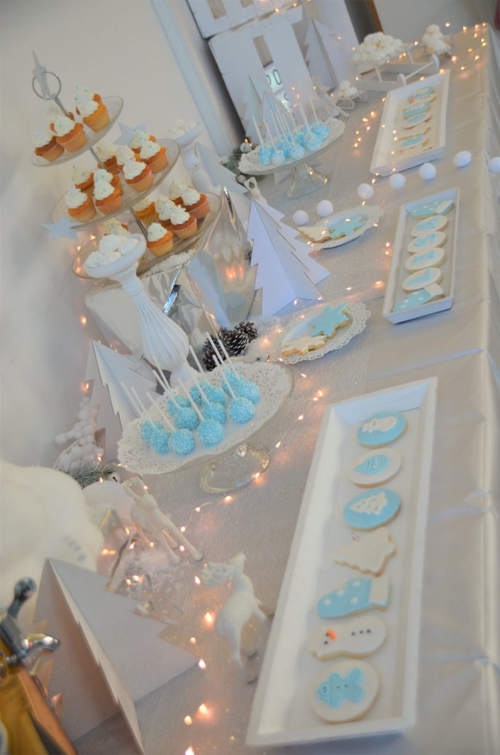 Sweet table theme hiver par Studio Candy - sablés décorés bleu et blanc